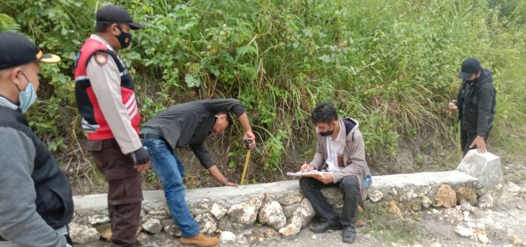 Bhabinkamtibmas Polsek Ponre Polres Bone Dampingi Tim Pemeriksa Dana Desa di Poleonro