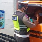 Polantas Bone Bagi-bagi Masker Ke Pengendara Di Jantung Kota Watampone Dalam Operasi Keselamatan 2021