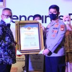 Peduli Perkembangan Pers, Kapolda Sulsel Dianugerahi Award dari PWI Sulsel
