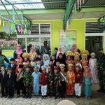 Tarik Perhatian Warga Binaan, Personil Satgas TMMD/N ke-111 Hadiri Acara Perpisahan TK Al-Hidayah Talang Maur