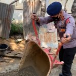 Turun Langsung Dalam Pengerjaan Bedah Rumah, Ini Yang Dilakukan Danyon C Pelopor