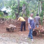 Ciptakan Lingkungan Bersih, Satgas TMMD Ke-111 Kodim 0306/50 Kota Bersama Masyarakat Gotong Royong Bersihkan Bahu Jalan