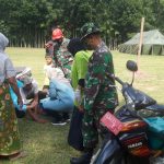 Anggota Satgas TMMD/N ke-111 Kodim 0306/50 Kota Bersama Dinkes Lakukan Penyuntikan Rabies Hewan