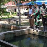 Anggota TMMD)N Ke-111 Kodim 0306/50 Kota Kunjungi Tempat Pembibitan Ikan Milik Bapak Imon