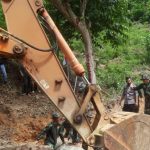 Dansatgas TMMD/N Ke-111 Terjun Langsung Dalam Pemasangan Gorong-Gorong Bersama Anggota Satgas Polri