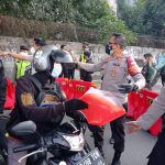 Tinjau langsung Ke Lokasi Penyekatan di Kalideres, Kapolres Metro Jakarta Beri Edukasi Secara Persuasif