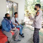 Sambangi Warga Binaan, Bhabinkamtibmas Desa Panciro Ajak Warga Untuk Vaksinasi