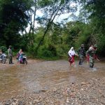 Peduli Sesama, Personil Satgas TMMD Kodim 0307/50 Kota Bantu Masyarakat Menyebrangi Sungai