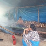 Anggota Satgas TMMD/N ke-111 Gelar Komsos Terakhir di Pengusaha Makanan Tradisional Lemang