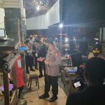 Malam-malam, Kapolri Blusukan di Solo Bagi-bagi Sembako ke Warga dan Pedagang Angkringan