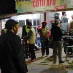 Personil Gabungan Tripika Kecamatan Bontonompo Himbau Pemilik Warung Makan Patuhi PPKM