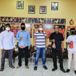 Komandan Tindizz Brimob Yon C Berbagai Dagin Qurban Kepada Wartawan