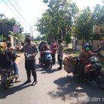 Gelar Operasi Yustisi, Polsek Barombong Bagi Masker Ke Warga