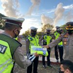 Jaga Performance Di Lapangan, Wakapolres Bone Bagikan Rompi Ke Anggota Polantas Bone