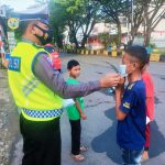 Sayangi Masyarakat, Satlantas Polres Bone Bagikan Masker ke Pengendara