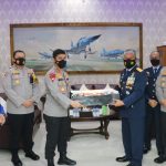 HUT TNI ke-76, Kapolda Sulsel Beri Kejutan Kepada Pangdam XIV Hasanuddin, Pangkoopsau II , Serta Danlantamal VI Makassar