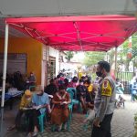 Bhabinkamtibmas Romang Polong Pantau Pelaksanaan Kegiatan Vaksin Di Kantor Kelurahan