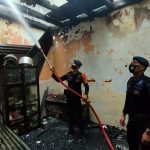 Gerak Cepat Brimob Batalyon A Pelopor Bantu Padamkan Si Jago Merah di Jalan Sultan Alauddin.