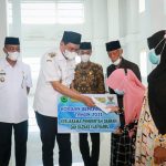 Bersama Baznas Kab. Barru Bupati Barru, Ir. H. Suardi Saleh, MSi Menyerahkan Bantuan Kepada Warga Kab. Barru Yang Terdampak Bencana Alam