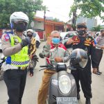 Awali Operasi Zebra 2021, Aparat Gabungan TNI-Polri Gowa Bagikan Masker Ke Pengendara