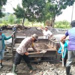 Cegah Terjadinya Lakalantas, Bhabinkamtibmas Polsek Bontomarannu Bersama Warga Perbaiki Jalan Berlubang