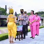 Kapolri Serahkan Bansos ke Pekerja Seni di Yogyakarta yang Terdampak Pandemi Covid-19