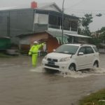 SATLANTAS POLRES MAJENE TURUN LAMGSUNG MENGATASI BANJIR