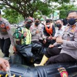Pantau Banjir Dengan Perahu Karet , Kapolda Sulsel Pastikan Pastikan Kebutuhan Pengungsi Terpenuhi