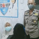 Bhabinkamtibmas Pantau Vaksinasi dI Posko Makasaar Recovery Kelurahan Parangtambung