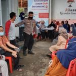 Bhabinkamtibmas Pantau Vaksinasi Massal di Posko Makassar Recover