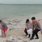 Bantu Angkat Tanggul Karung Pasir, Cara Kapolsek Ujung Pandang Dekatkan Diri dengan Warga Lae Lae