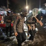 Brimob Polda Sulsel Evakuasi Warga Terdampak Banjir di Biringkanaya