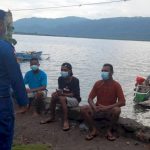 Antisipasi Cuaca Buruk, Personel Ditpolairud Polda NTT Beri Imbau Warga Pesisir Lamaera Berhati-Hati Saat Melaut