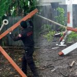 Terhempas Angin, Tiang Lampu Kanrerong Karebosi Dievakuasi Bhabinkamtibmas