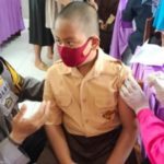 Sukseskan Vaksinasi Anak, Polisi Humanis Polsek Mamajang Dampingi Murid SD
