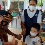 Kapolsek Tamalate Beri Semangat Anak – Anak Saat Divaksin