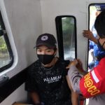 Vaksinasi Terapung, Nelayan Dusun Welang Pelang Divaksin di Atas Kapal Sat Polairud Polres Polman.