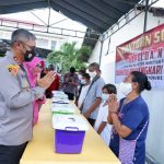 Bantu Masyarakat di Masa Pandemi Covid-19, Kapolda NTT dan Ketua Bhayangkari Daerah NTT Salurkan Bantuan Sosial Kepada Masyarakat di Belu
