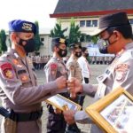 Kapolda Sulsel Beri Penghargaan Kepada Personel yang Memberi Kontribusi Pengabdian Tanpa Batas Melebihi Panggilan Tugas