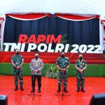 Kapolri Terima Empat Tanda Kehormatan pada Rapim TNI-Polri di Mabes TNI