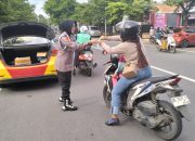 Polsek Mariso Berbagi Kebahagiaan Ramadhan dengan Pembagian Takjil kepada Warga