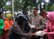 Ramadhan Berkah, Kapolrestabes Makassar dan Bhayangkari Bagi Takjil