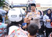 Ramadhan Berkah, Kapolrestabes Makassar Bagi-bagi Takjil kepada Pengendara