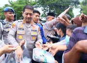 Ramadhan Berkah, Kapolrestabes Makassar Kembali Bagikan Takjil Ke Warga