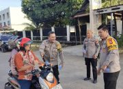 Kapolsek Tallo bagi-bagi takjil jelang buka puasa di depan mako polsek Tallo