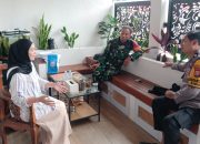 Wujudkan Kamtibmas Kondusif, Bhabinkamtibmas dan Bhabinsa Sambangi Warga