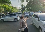 Peduli Keselamatan, Polisi Tamalanrea Bantu Anak Sekolah Seberang Jalan