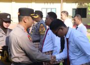 Maros, Sulawesi Selatan – Sejumlah personel Polres Maros menerima penghargaan langsung dari Kapolres Maros, AKBP Douglas Mahendrajaya S.H.,S.I.K. M.I.K.,M.TR.OPSLA dalam sebuah upacara yang digelar di halaman Mapolres Maros, Selasa (22/4/2025).