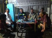 Sambang Warga Malam Hari, Bhabinkamtibmas Polsek Tamalanrea Sampaikan Pesan Kamtibmas