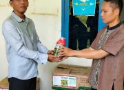 Penyerahan Pupuk Organik dan Racun Rumput kepada Petani di Desa Popenga oleh PJ Kades Rahmat, S.Pd